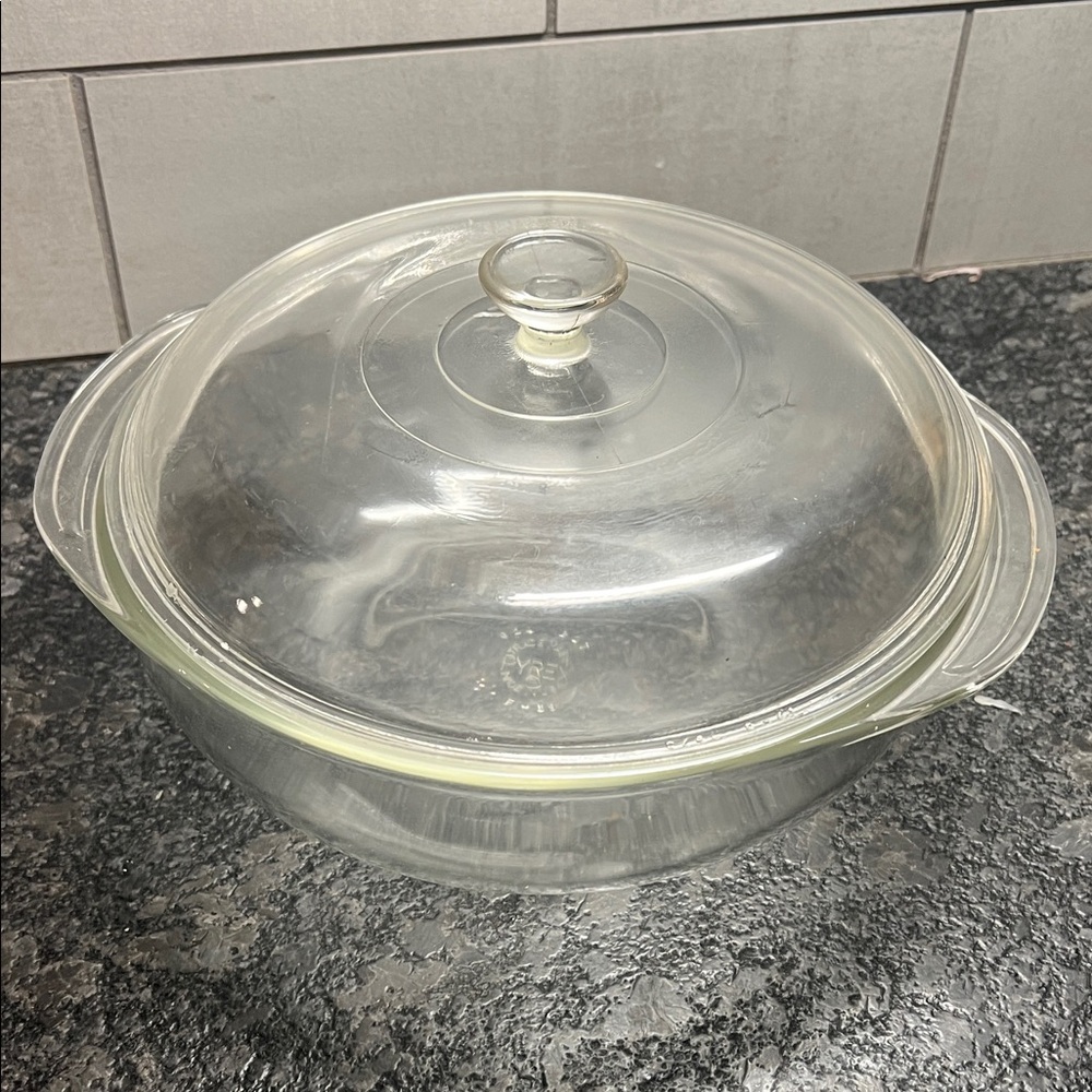 2qt Vintage Pyrex. Glass Casserole Dish with Lid  Excellent Condition